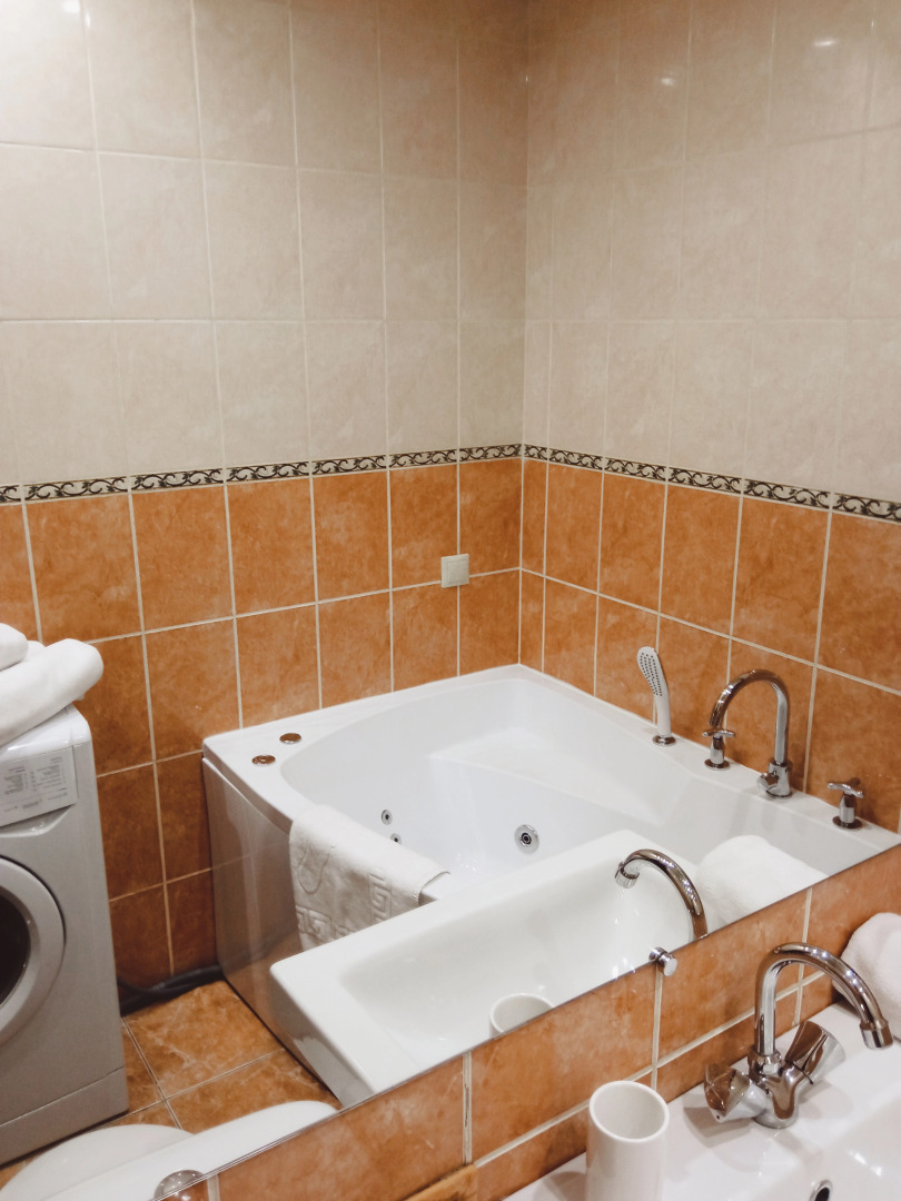 Апартаменты Тихая студия 33кв.м,джакузи,рядом станция подземного трамвая и ТЦ