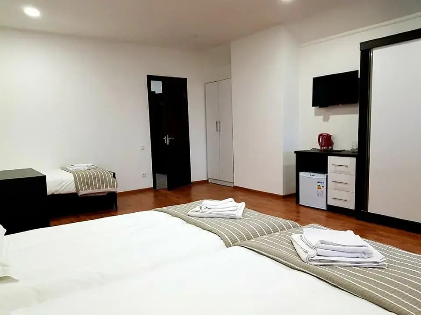 Отель Three Penguins