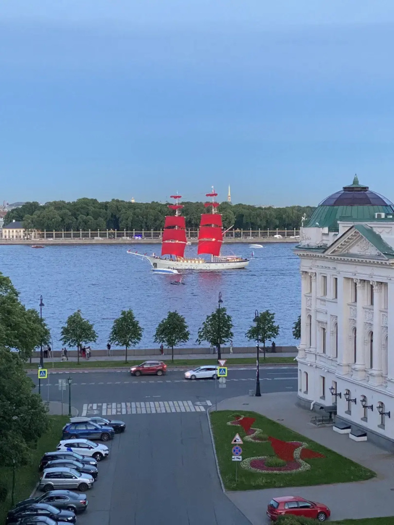 Апартаменты Четырехкомнатные YOUR APART с видом на домик Петра 1 и Неву