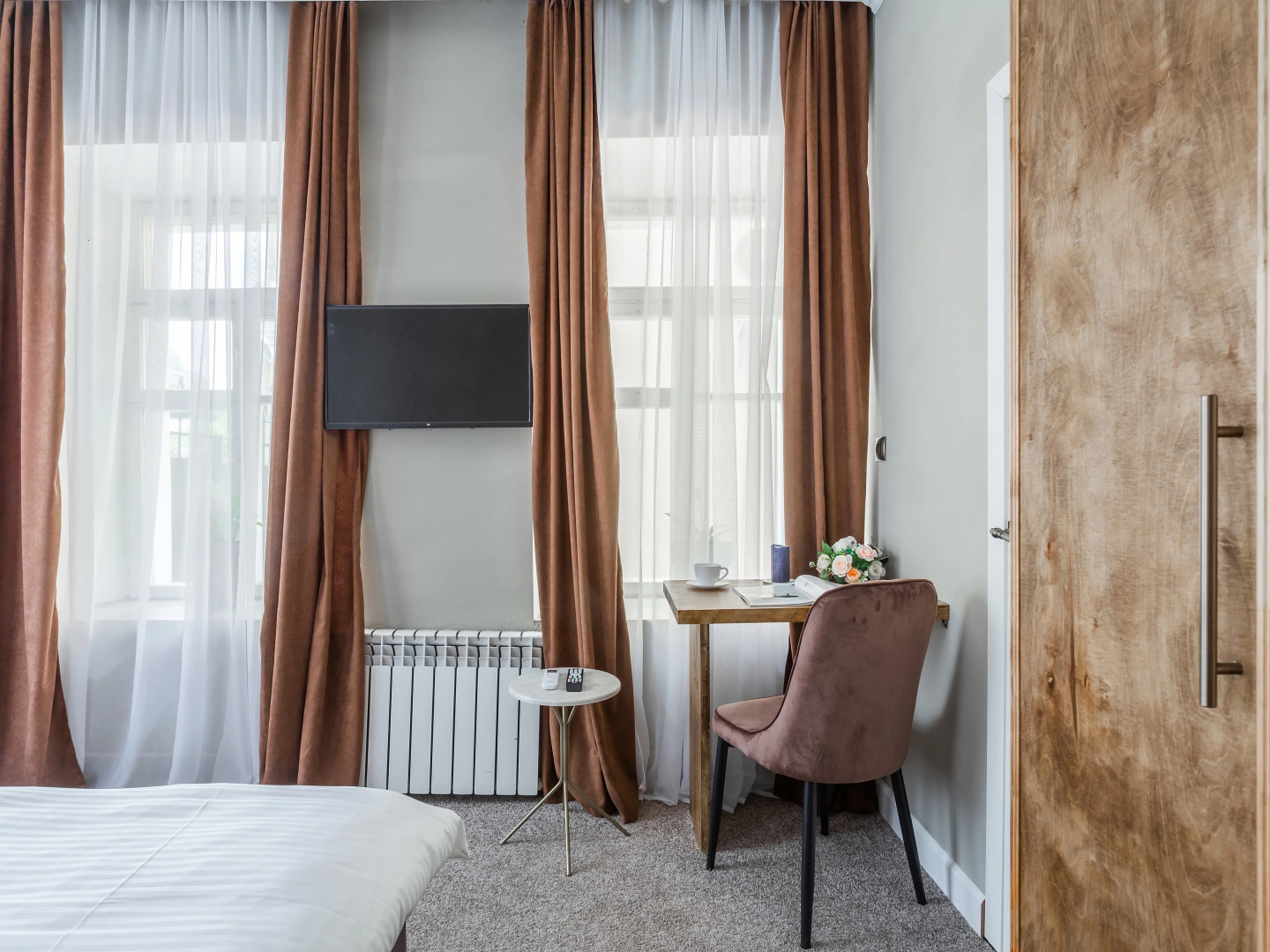 Отель Тихонов