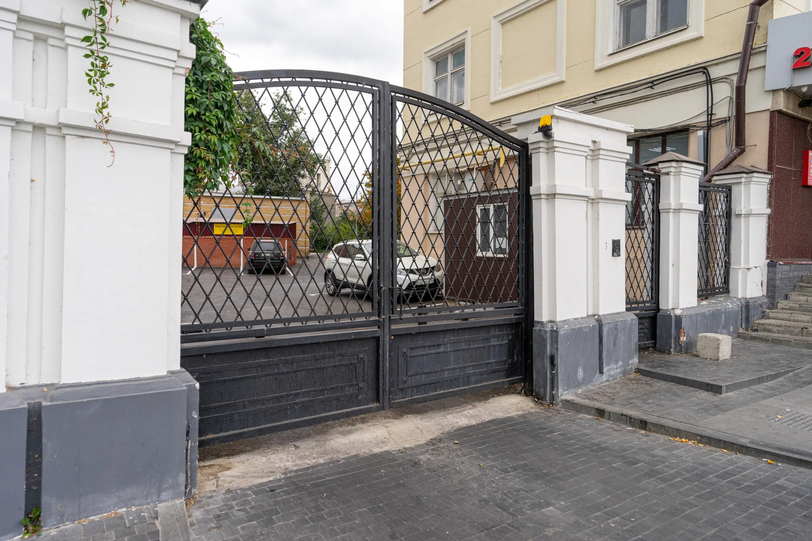 Апартаменты с Видом на Театр Камала