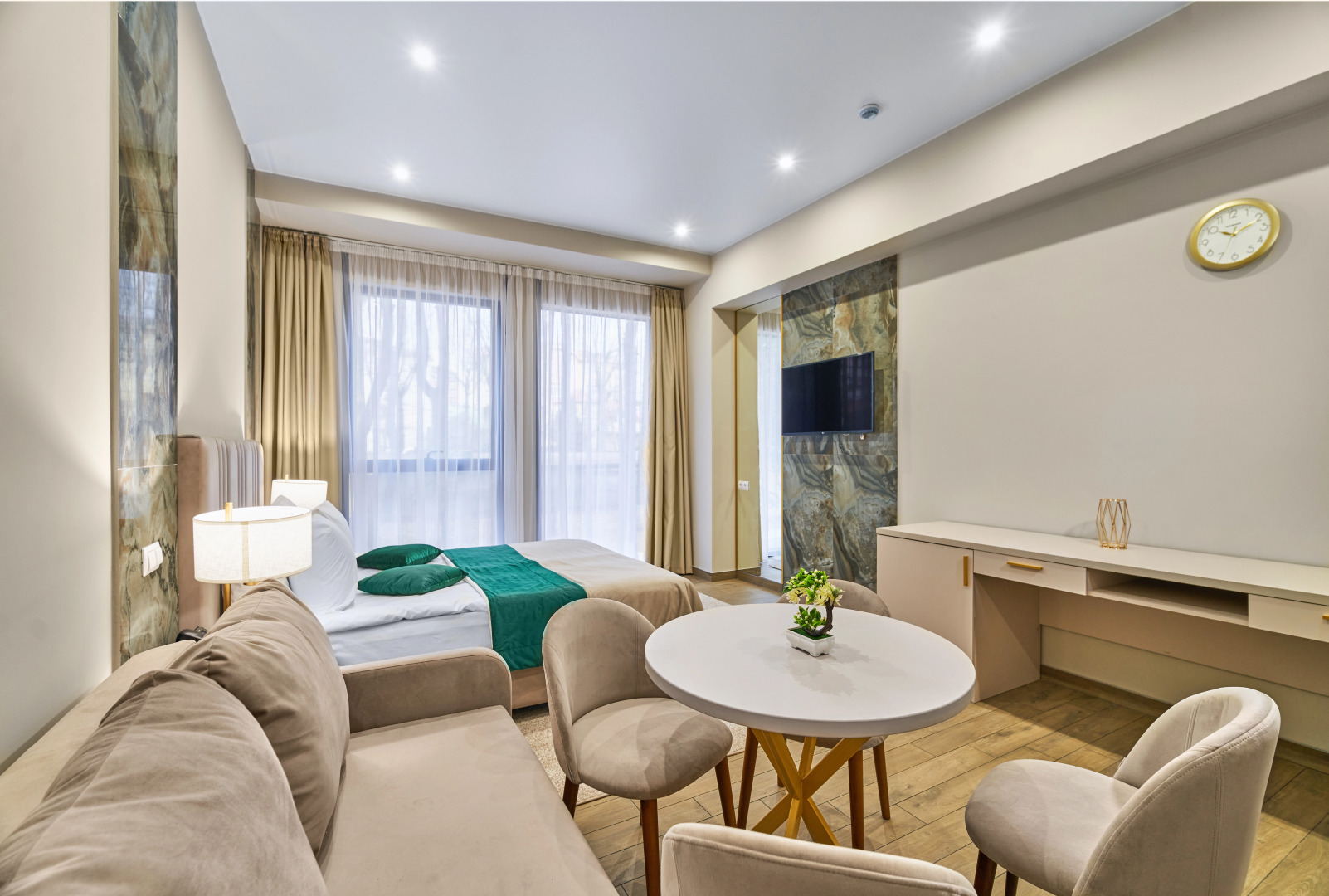 Отель Mirror Family