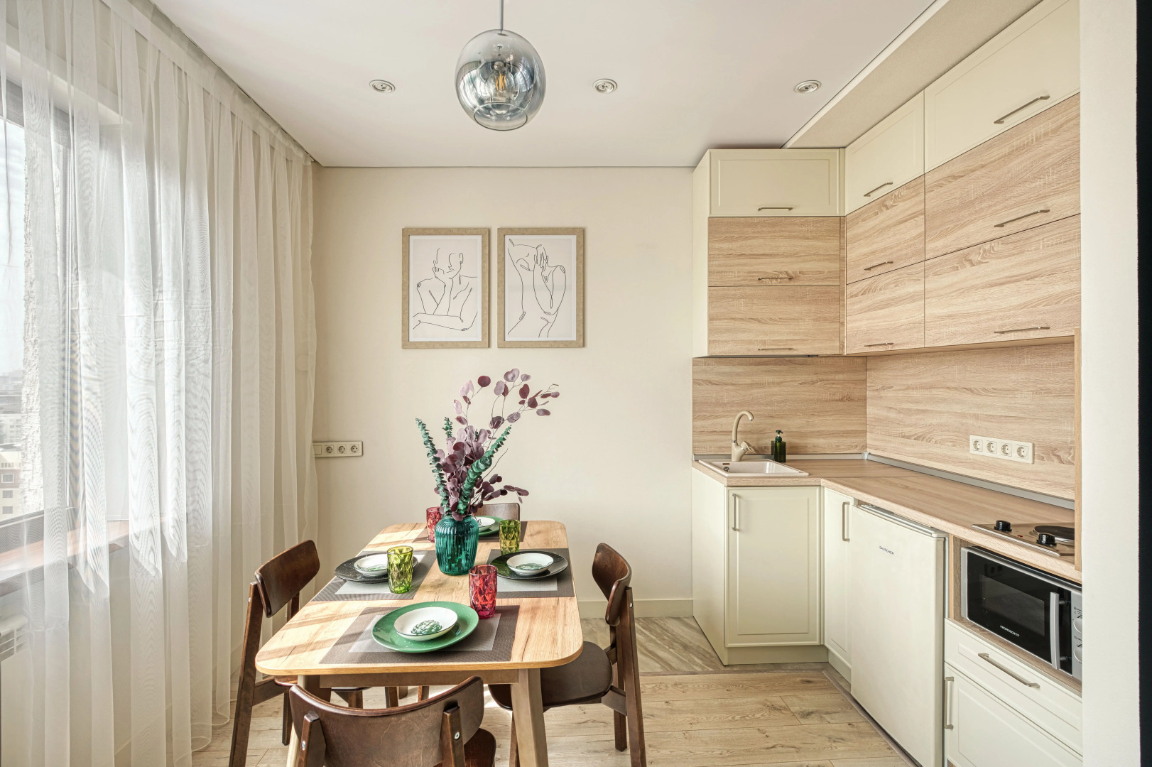 Апартаменты 36. Самый центр. Вид на город и горы. Идеально для командированных и туристов.