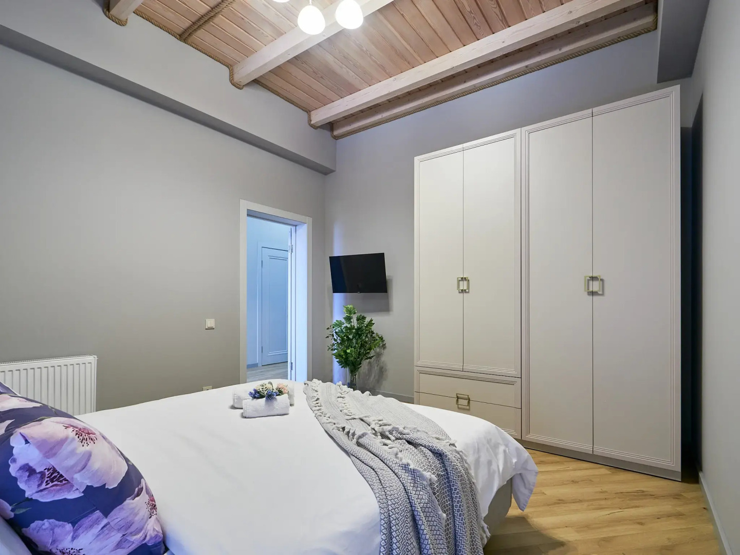 Апартаменты Ирис от Ирины Савельевой В центре города у Каскадной лестницы С завораживающим видом на Боргустанский хребет 6 этаж