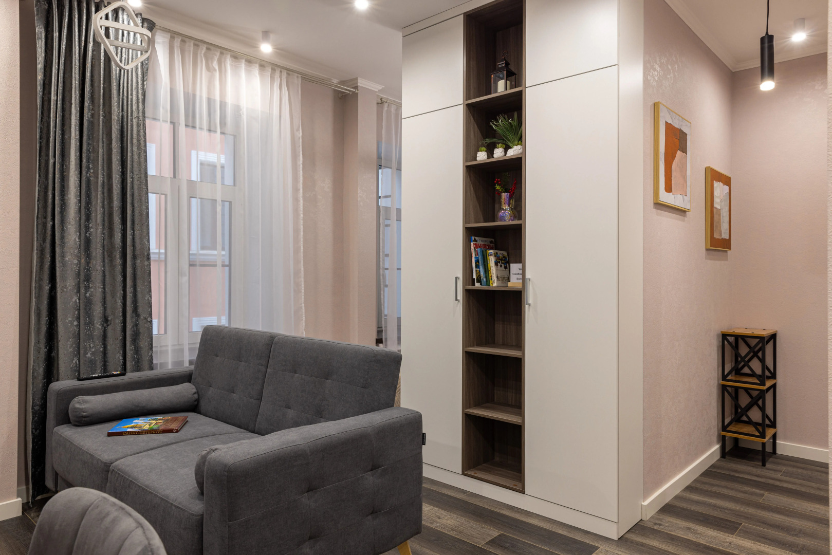 Квартира Дизайнерская Студия на Три Окна Feel At Home у Невского Проспекта