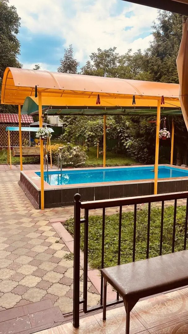 Частный дом с бассейном, верандой и садом