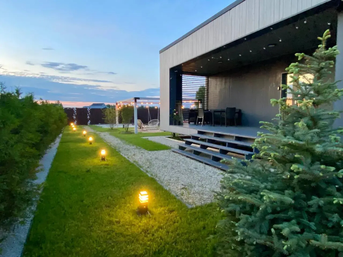 Частный дом с красивой костровой зоной