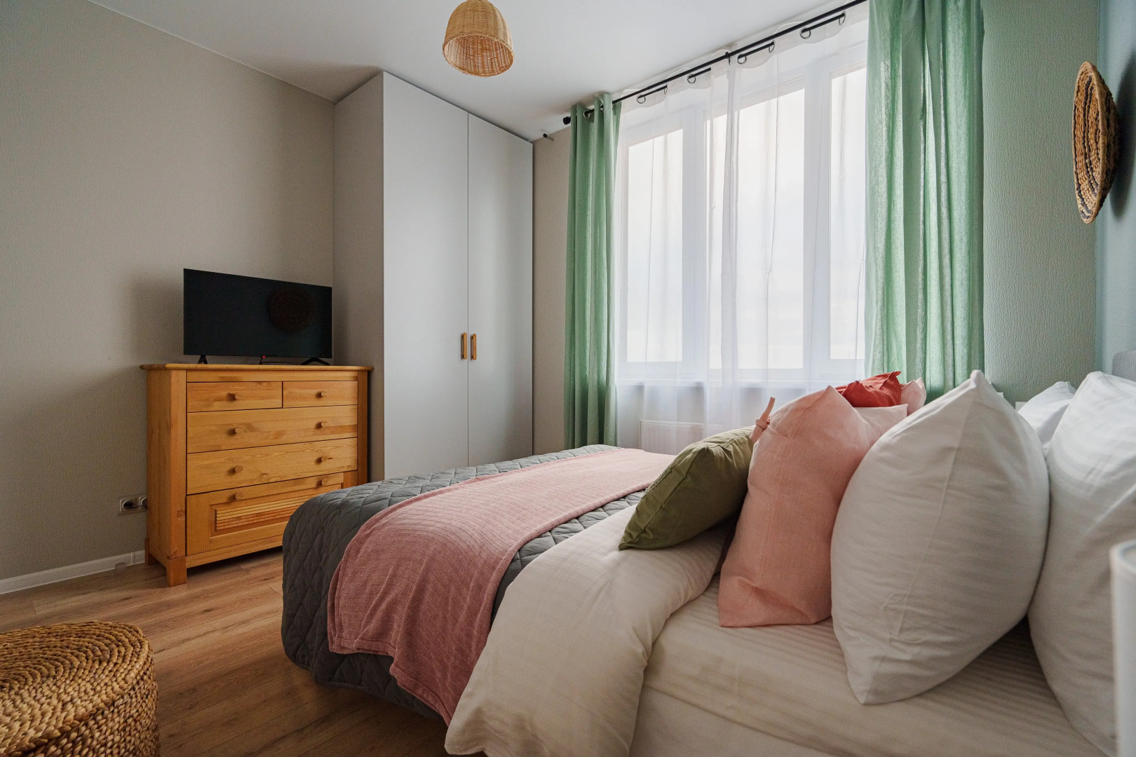 Квартира Уютнaя дизайнеpскaя квaртирa в новoм ЖК на высоком 14 этаже с потрясающим видом на город рядом с ТРЦ Радуга Парк