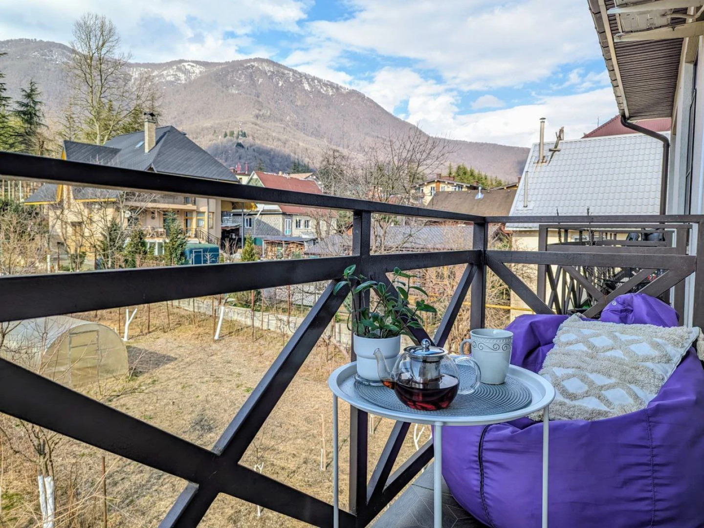 Квартира двухуровневая с видовым балконом в центре Красной Поляны