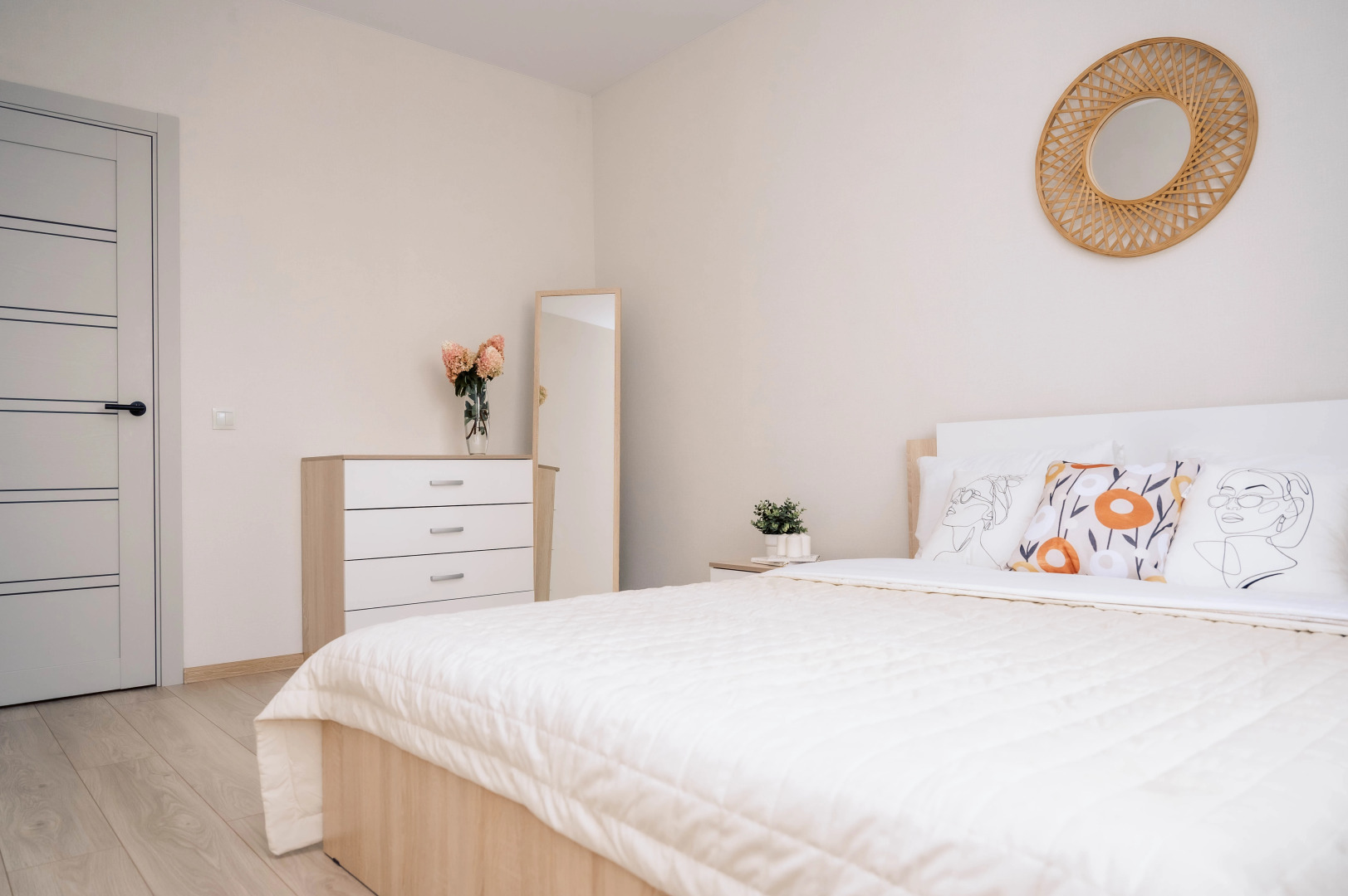 Трехкомнатная Просторная Квартира на 6 гостей у ТЦ Планета и Аквапарка