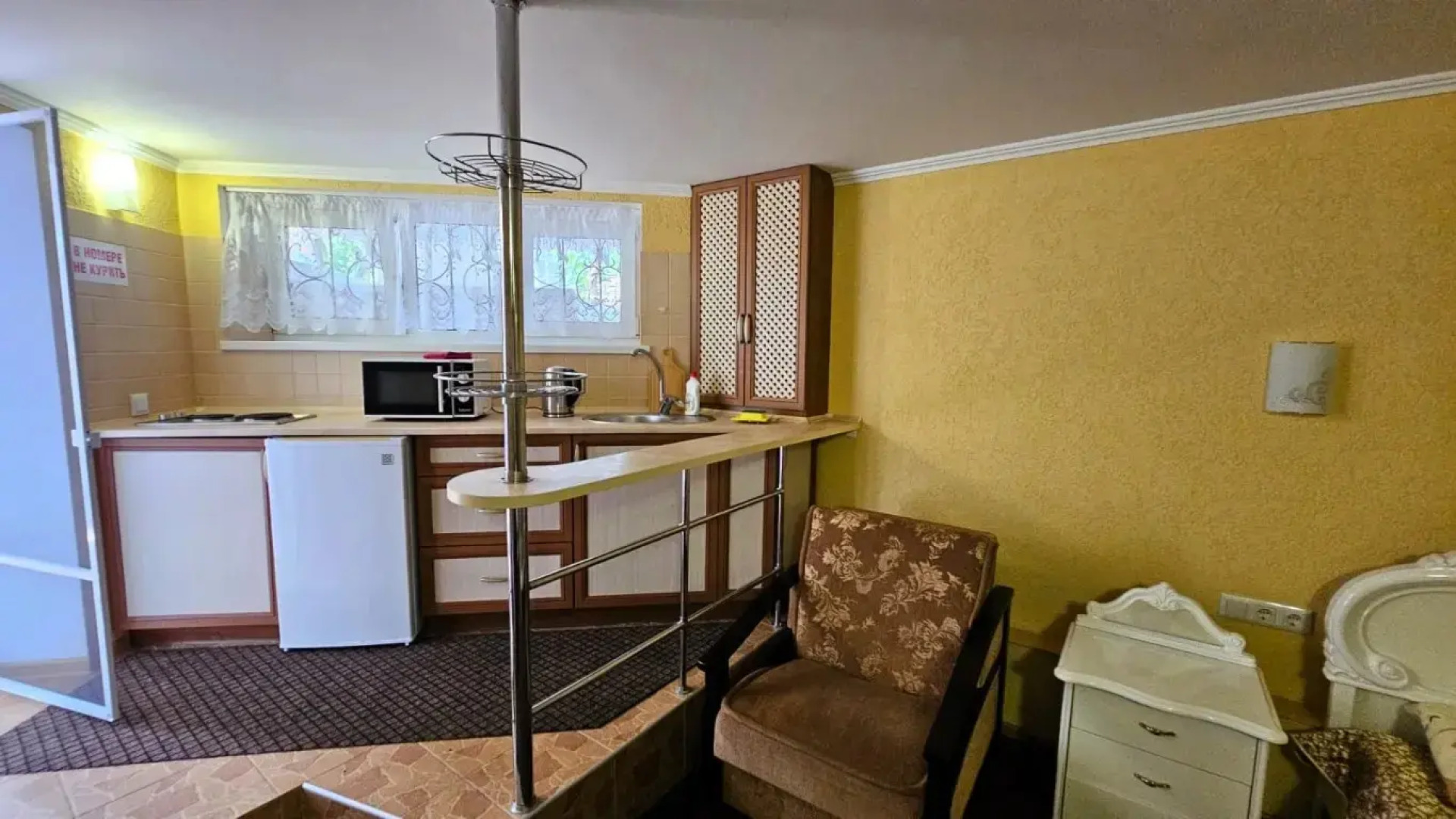 Апартаменты Феодосийский залив однокомнатная студия в цоколе