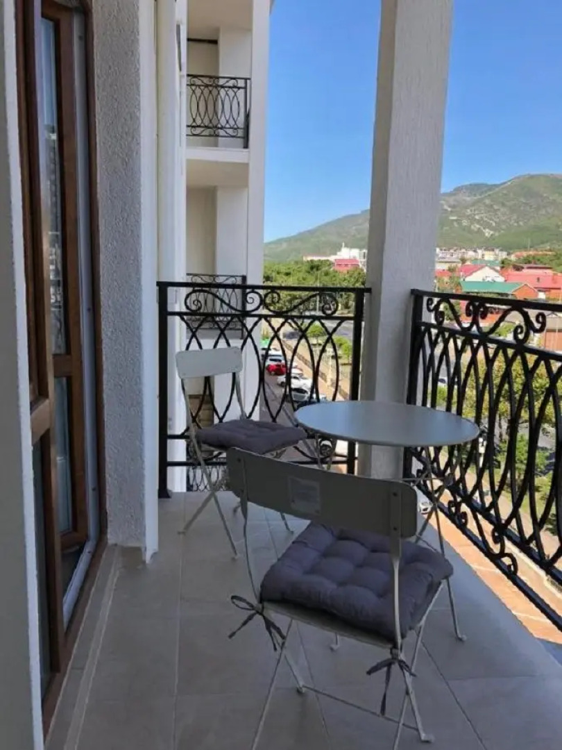 Апартаменты в современном стиле в ЖК "Изумрудный город"