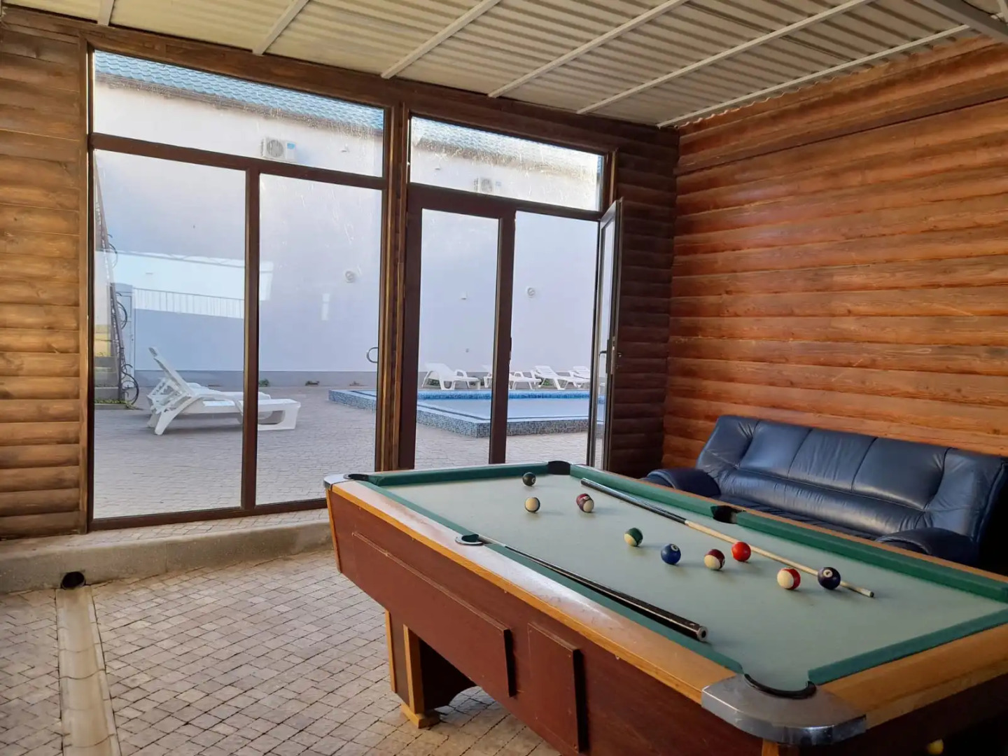 Частный Дом на Берегу Моря с Бассейном