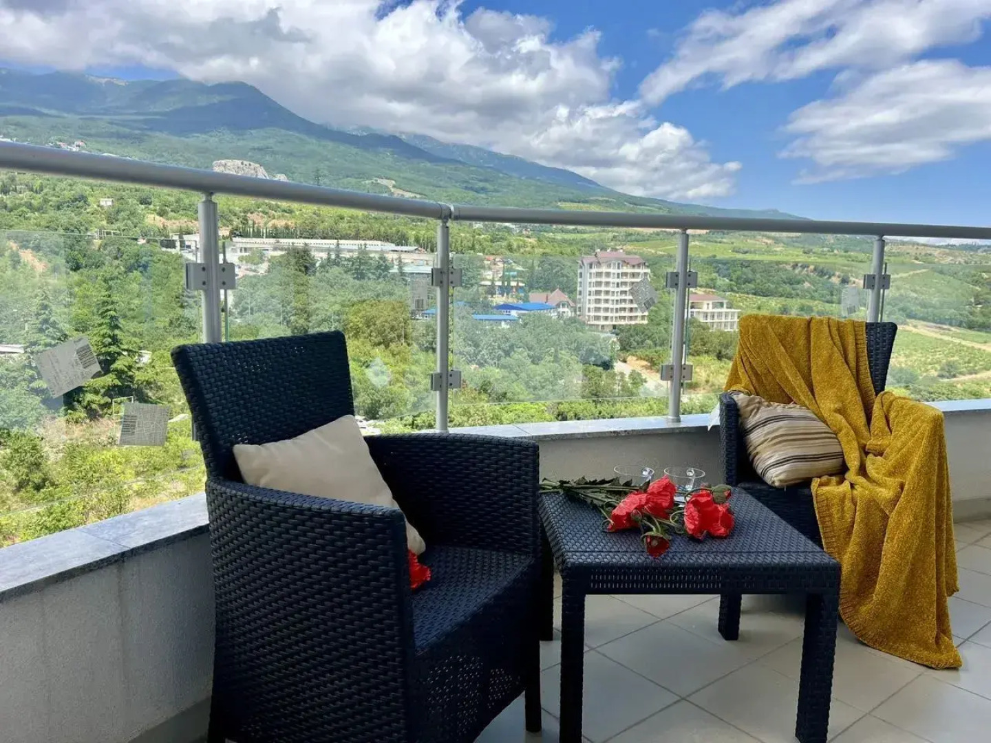 Апартаменты на Ялтинской улице, 12А. ЖК «Шато Лувр»