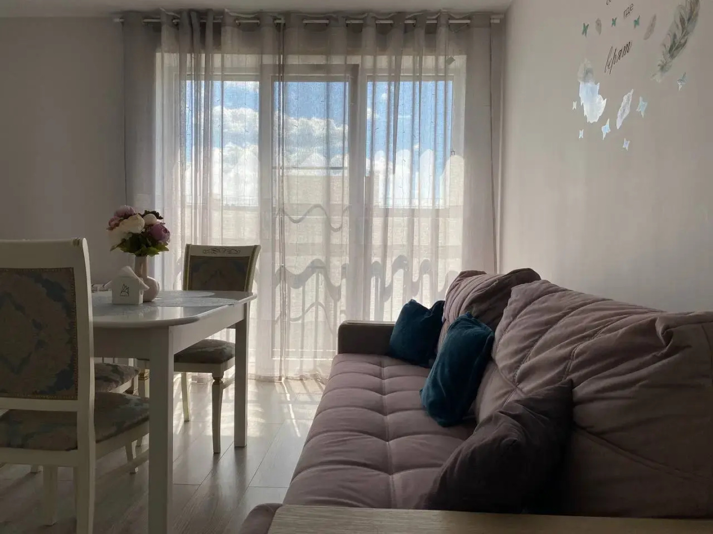 Апартаменты кoмфорт классa в Дoбpoгpaдe