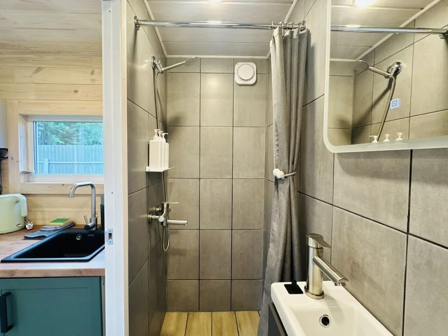 Частный Дом в Окружении Кедpового Леса со Своей Террасой и Мангальной Зоной