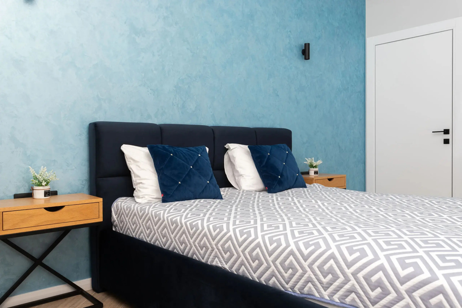 Квартира с Мансардными Окнами и Видом на Море