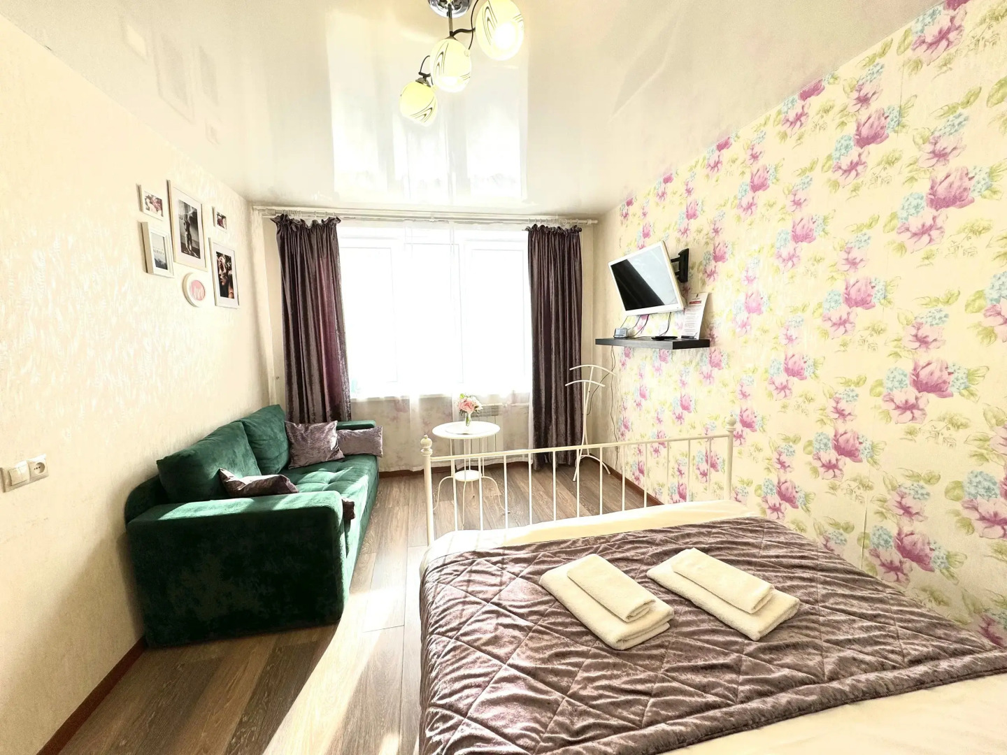 Уютная однокомнатная с изумрудным диваном и теплым полом