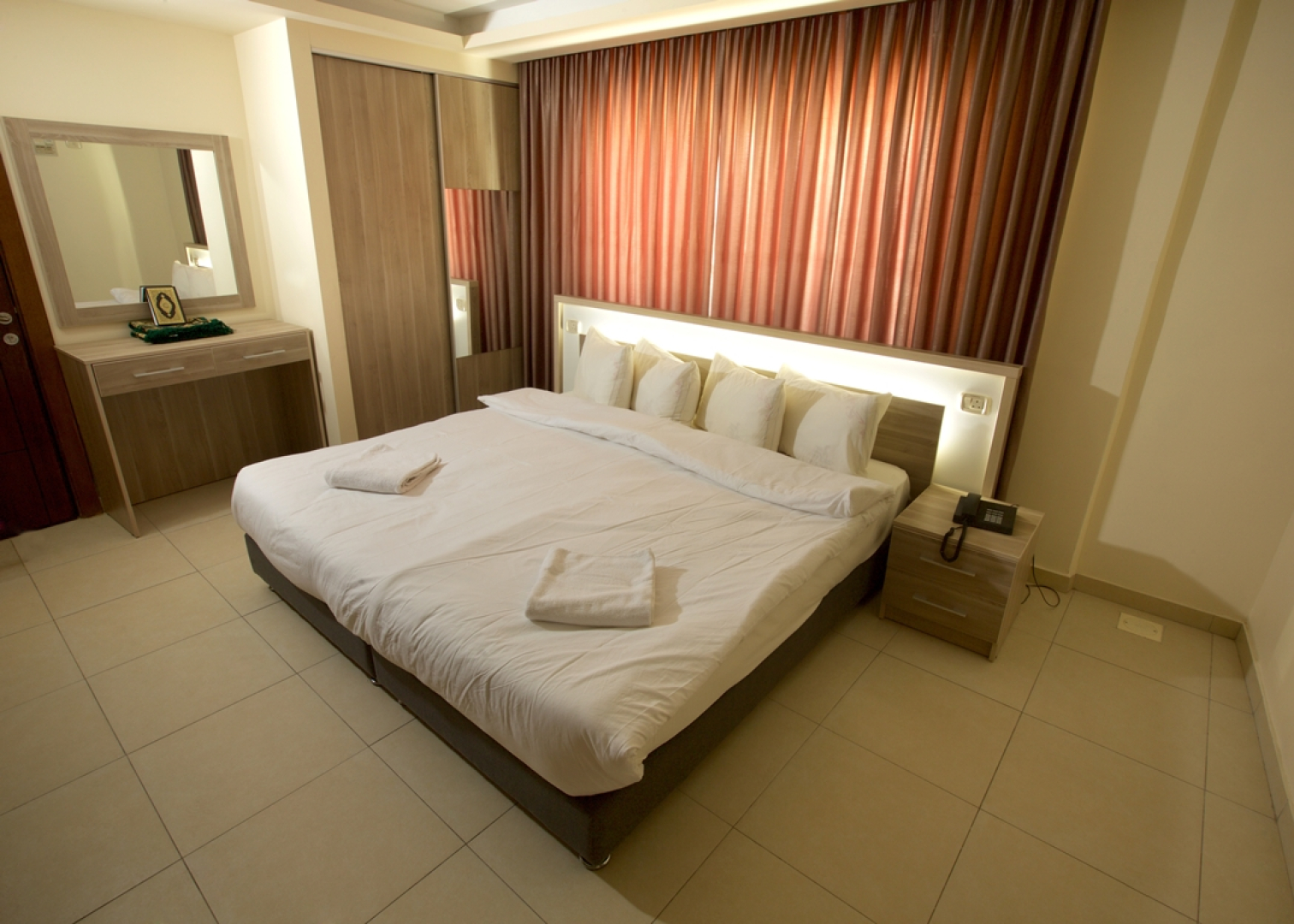 Отель Lujain Suites