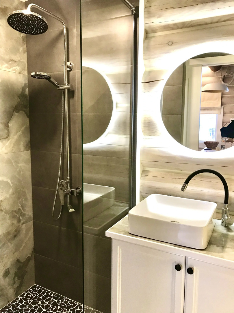 Частный дом Дом на скале с видом на озеро.