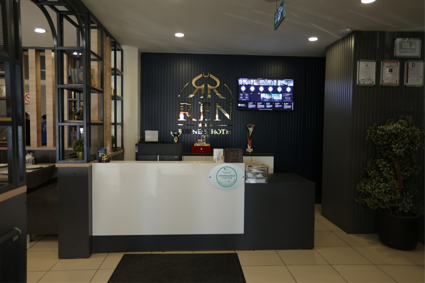 Отель Ren Business