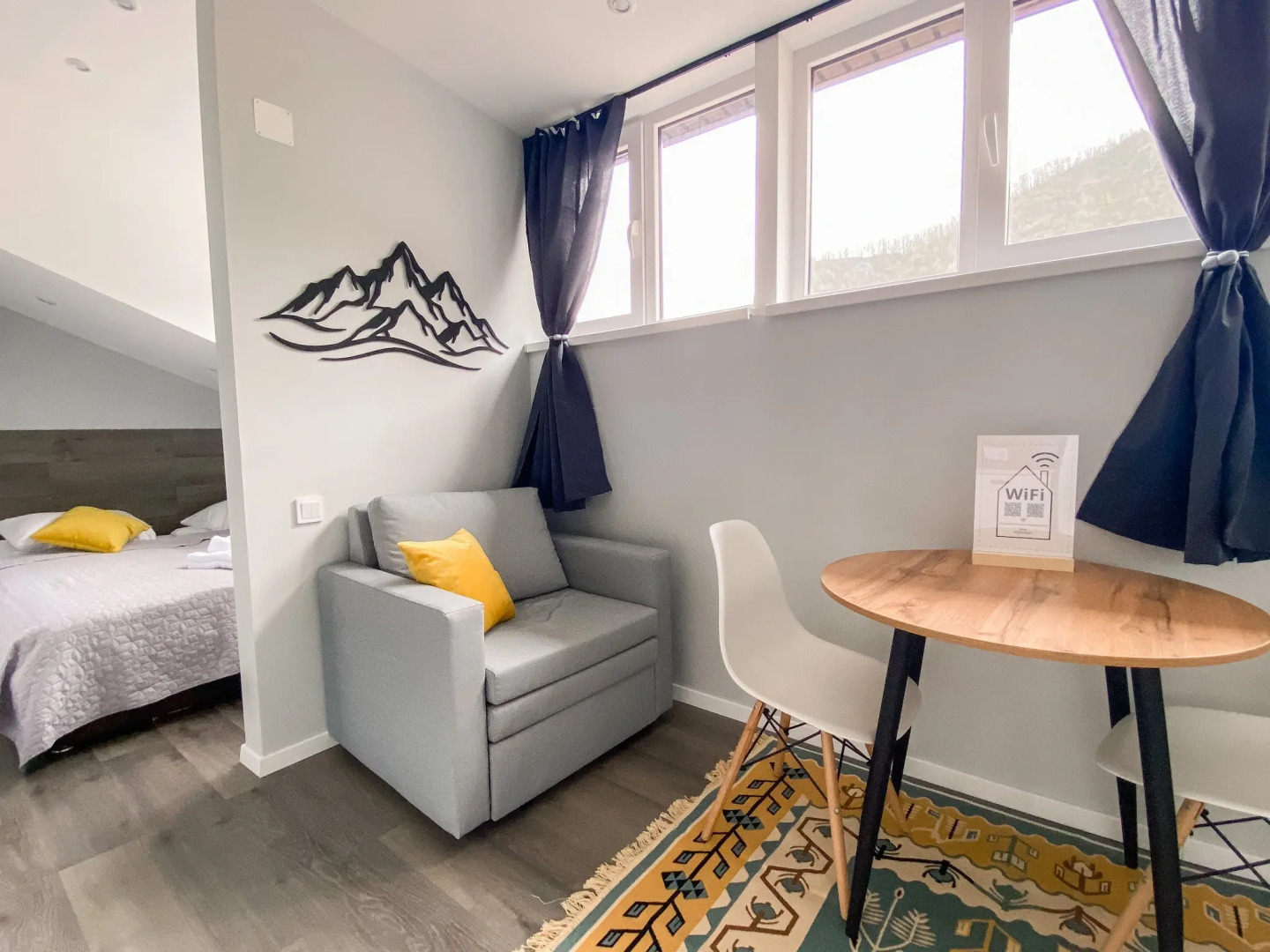 Студия с видом на озеро и горы на улице ГЭС