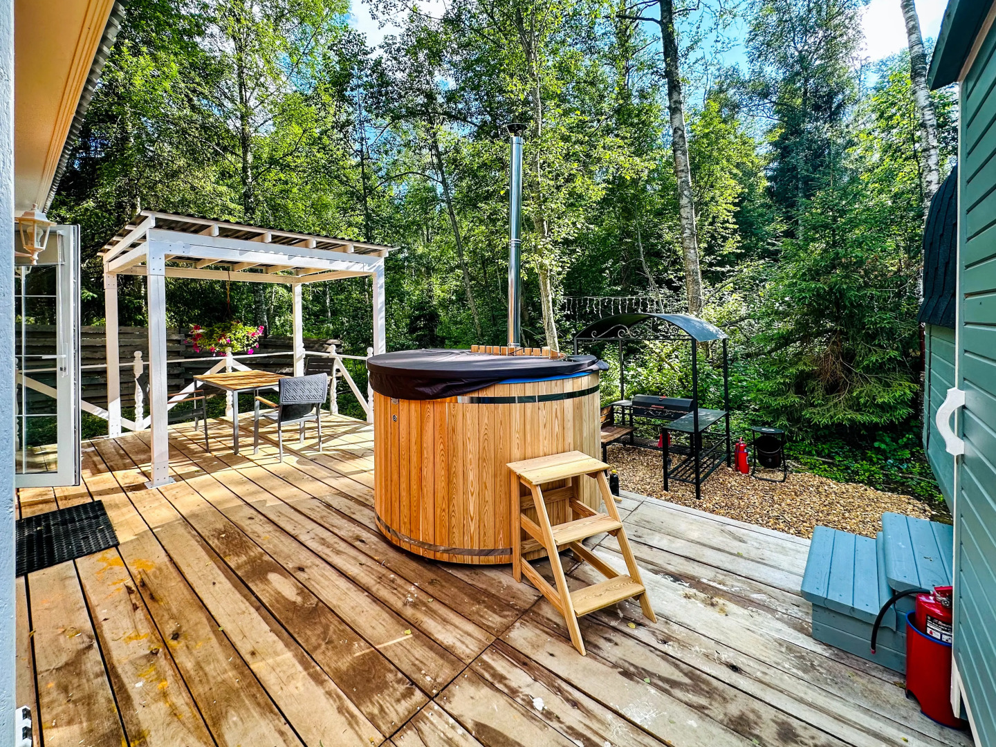 Шале Желтый домик в лесу на Живописной улице