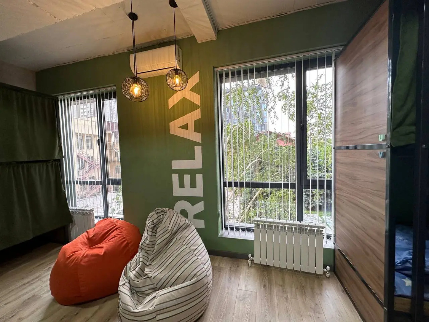 Хостел izzzi hostel Bishkek