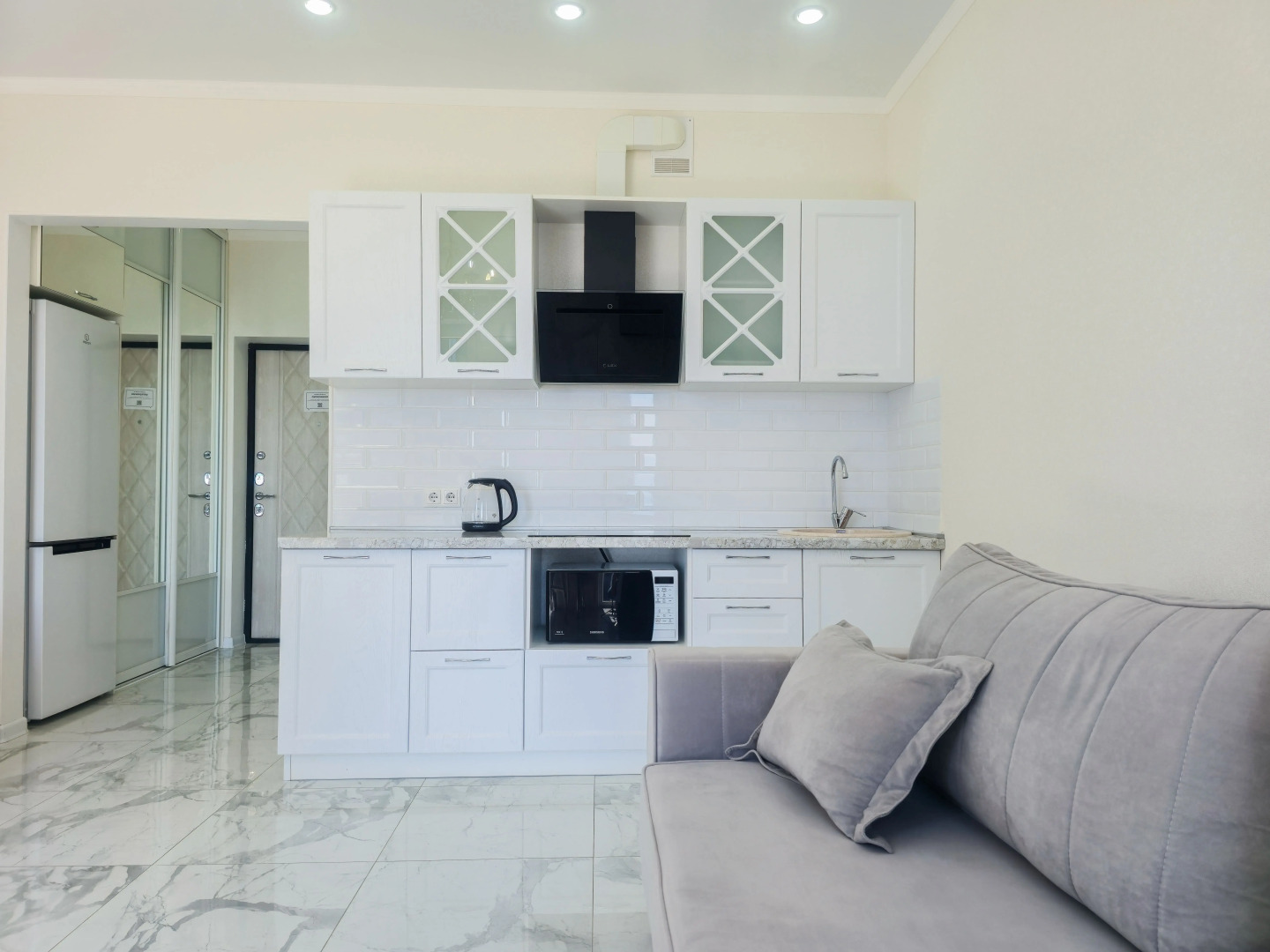 Квартира светлая студия с видом на море и балконом с бассейном на территории