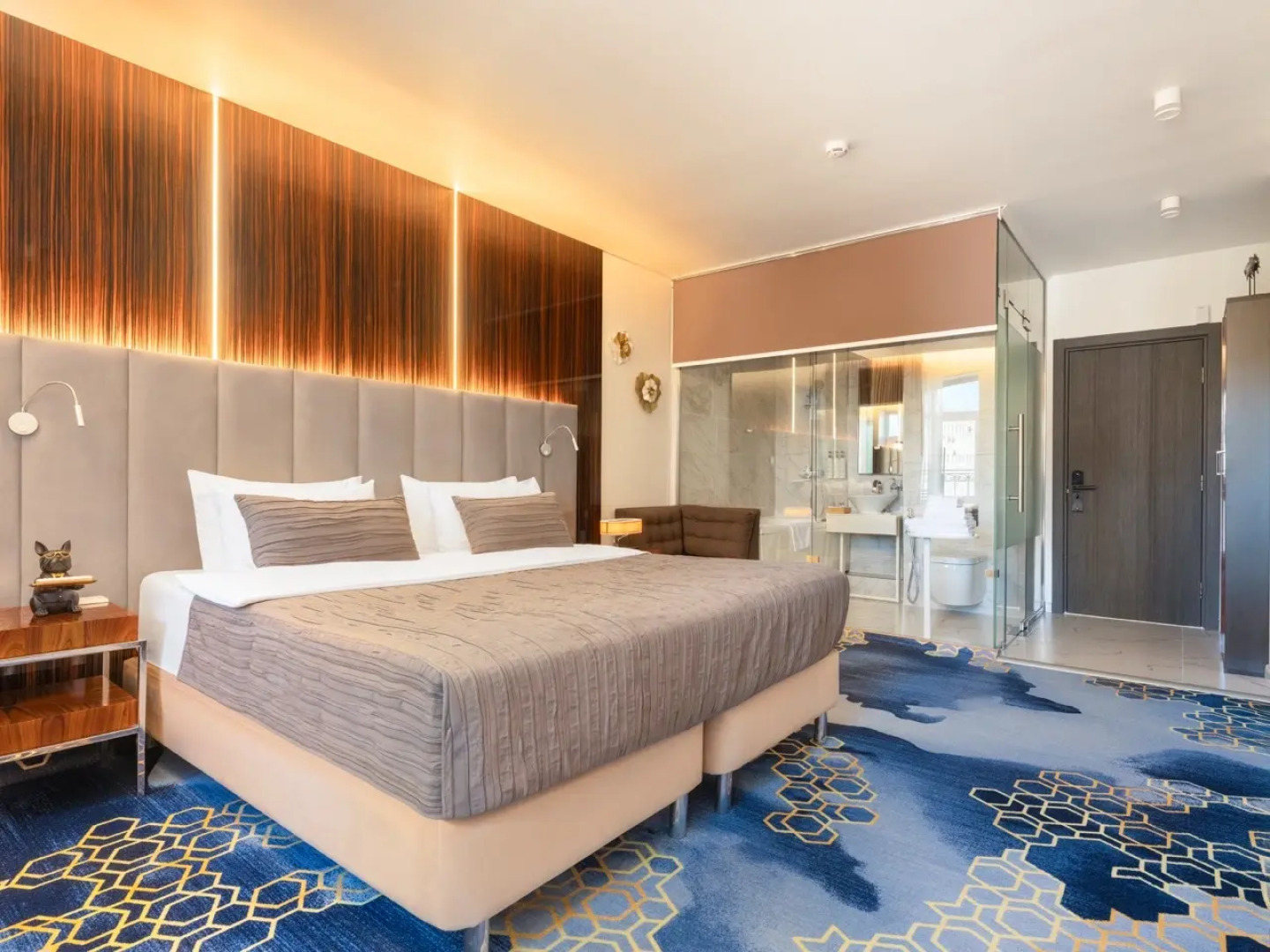 Отель V Hotel&Rooftop Lounge