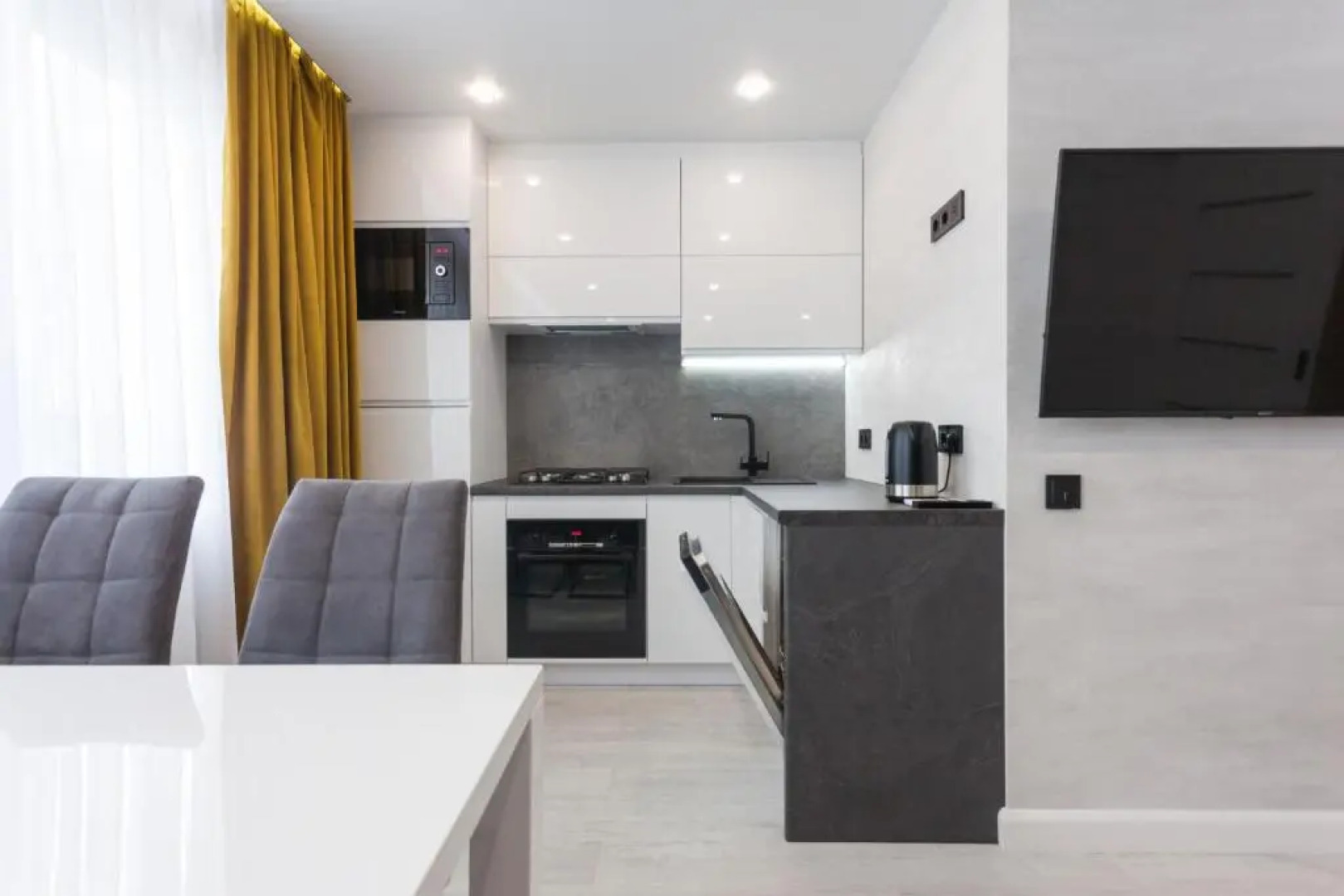 Апартаменты Трёхкомнатный Люкс, центр, площадь Победы, Черняховского 10А, Колибри#10А