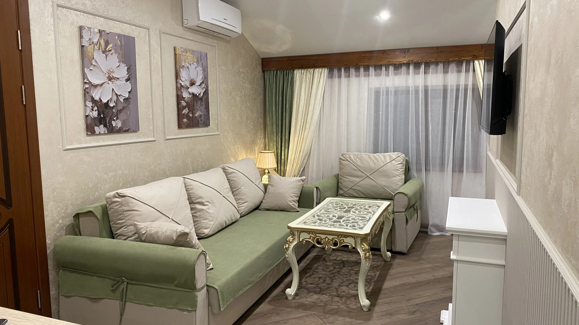 Апартаменты двухкомнатные ВИП 5 Дворик Друзей