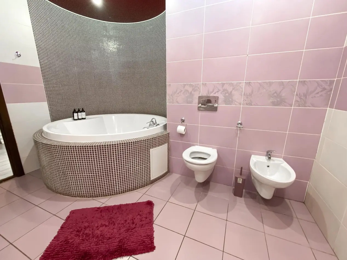 Апартаменты семейные с камином у ТЦ Аквамолл