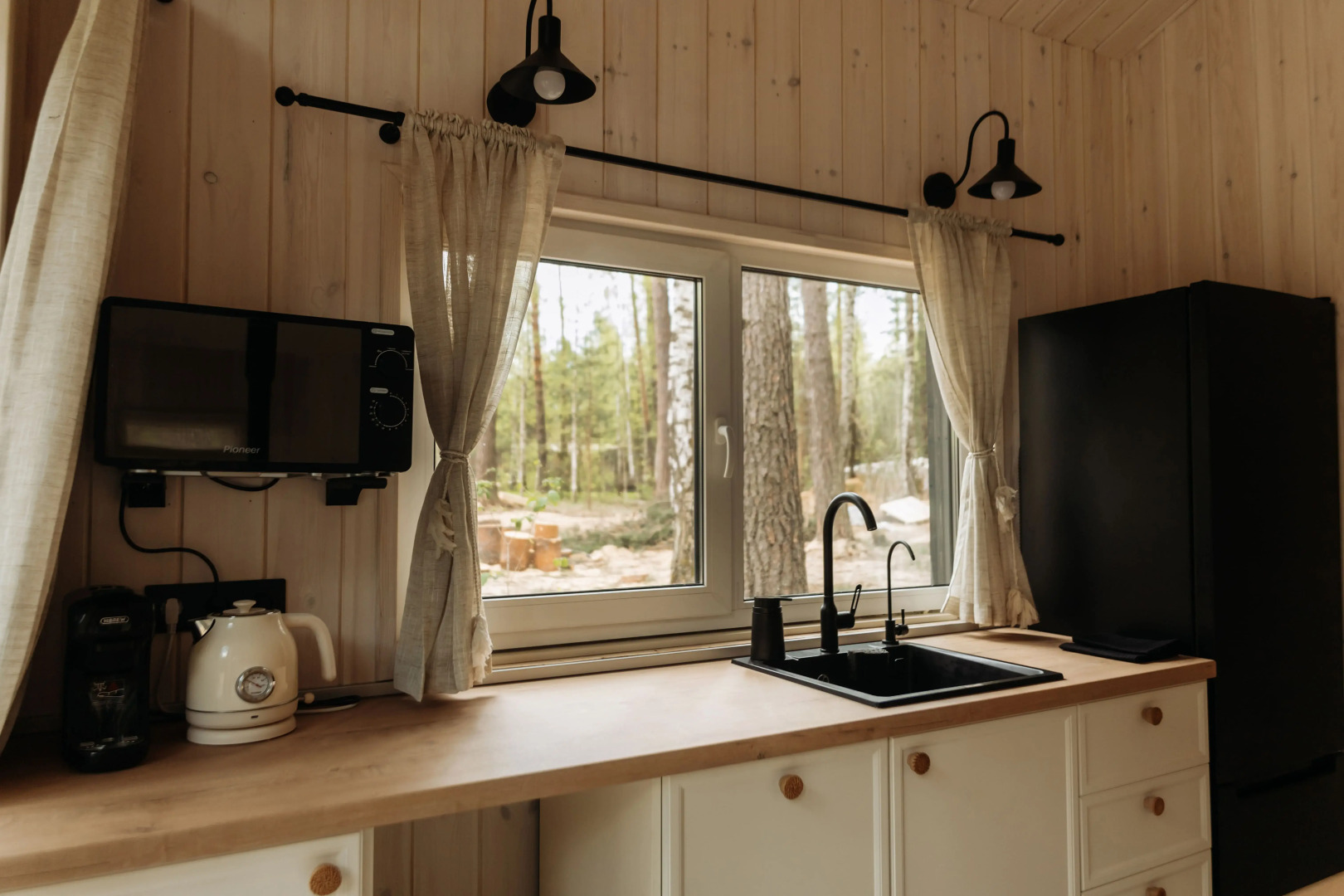 Частный дом Барнхаус в стиле бохо в сосновом лесу