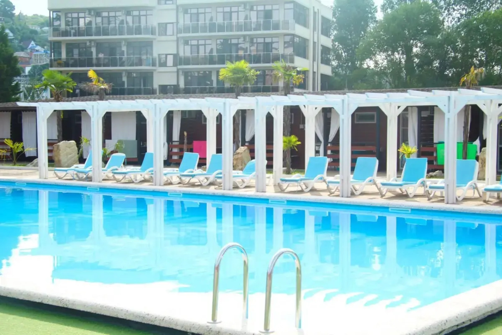 Отель Peak Season