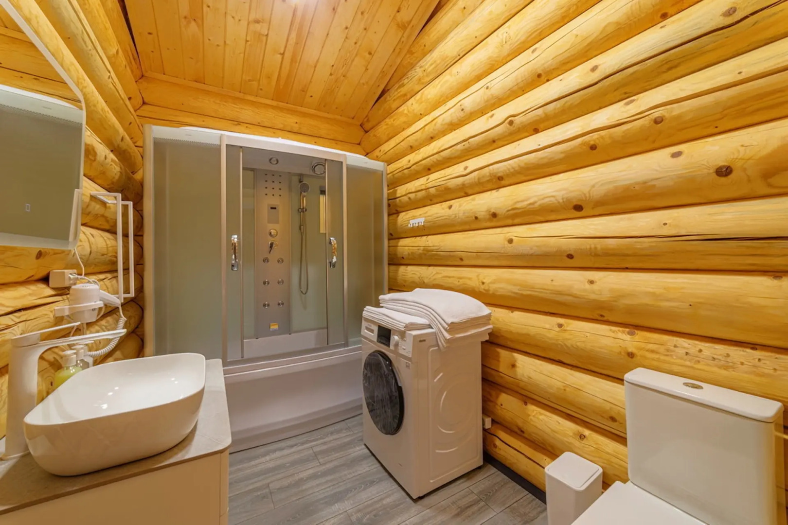 Частный дом в поселке Разливы-1, 8Б