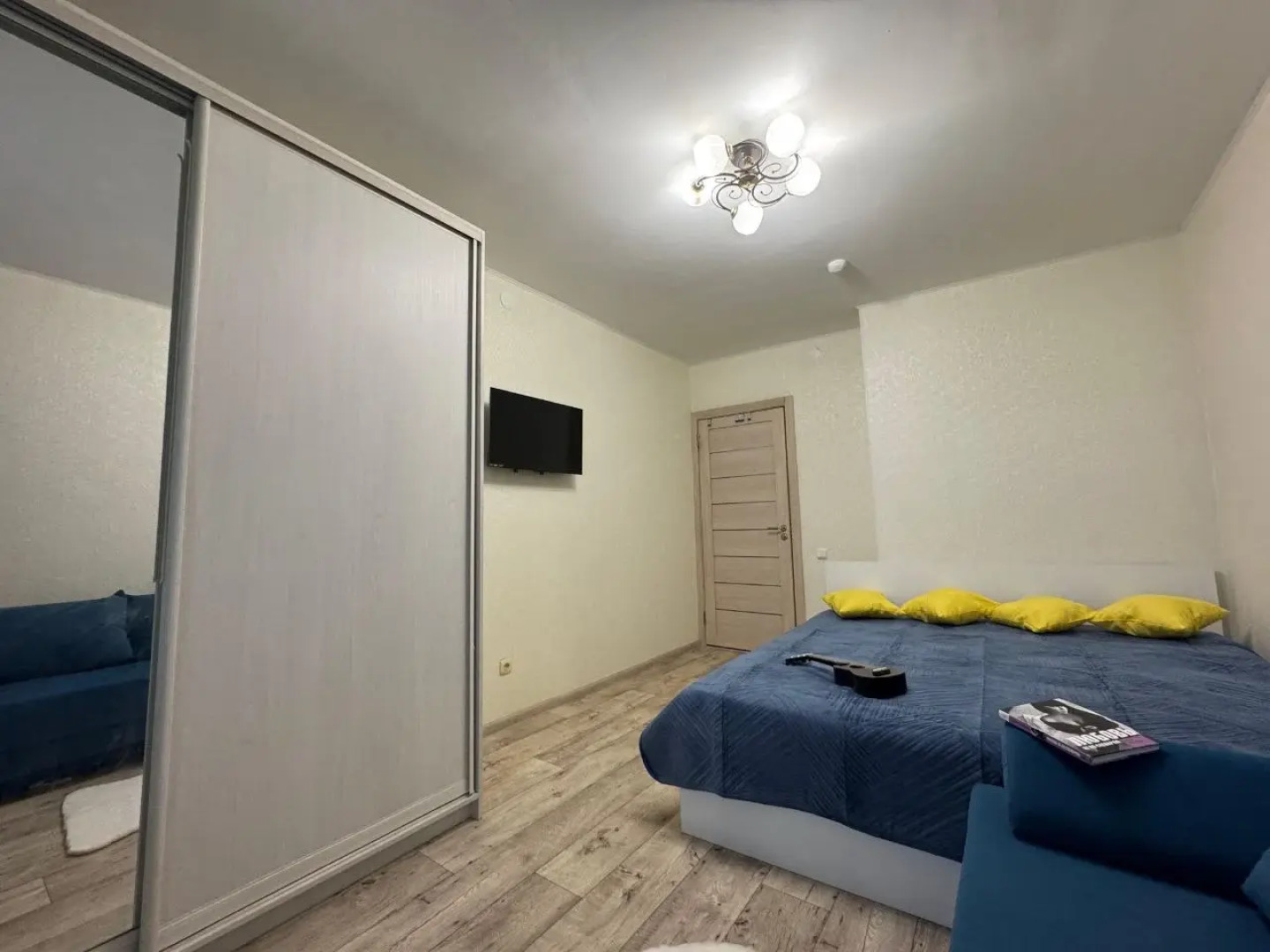 Апартаменты на 14 гостей на Хади Такташа 121 в центре города  На берегу Оз.Кабан