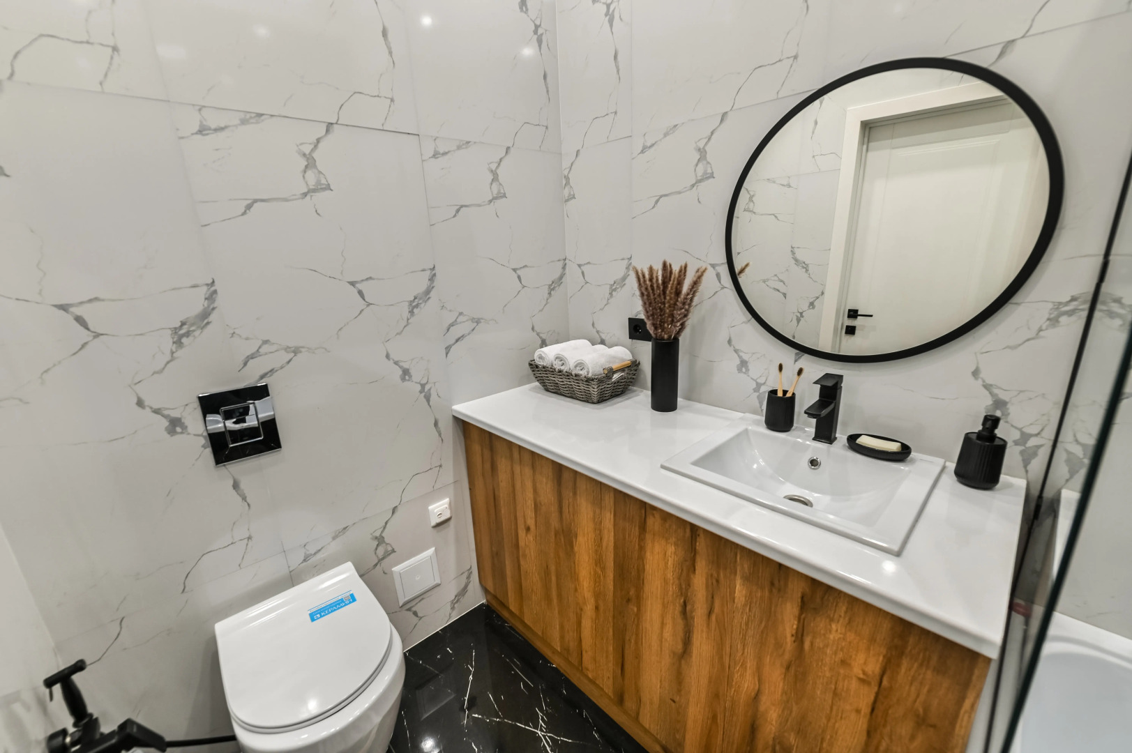 Апартаменты Просторная двухкомнатная Возле Хан-Шатыра