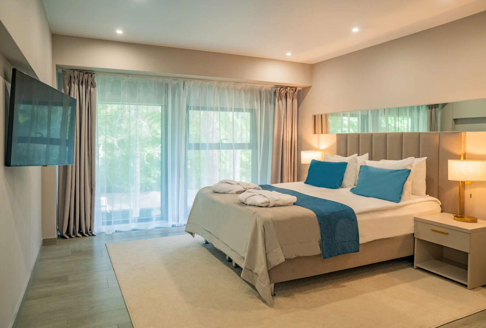 Отель Mirror Family