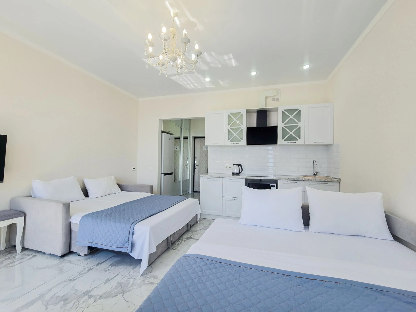 Квартира светлая студия с видом на море и балконом с бассейном на территории