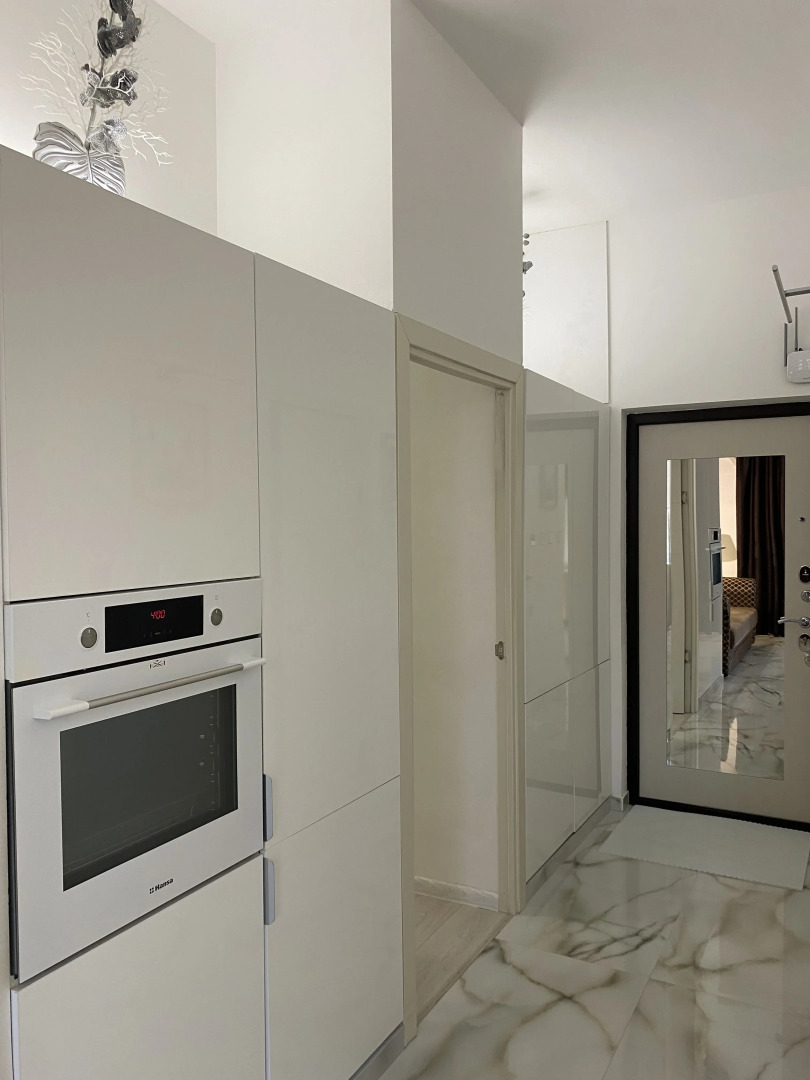 Апартаменты в современном стиле с камином