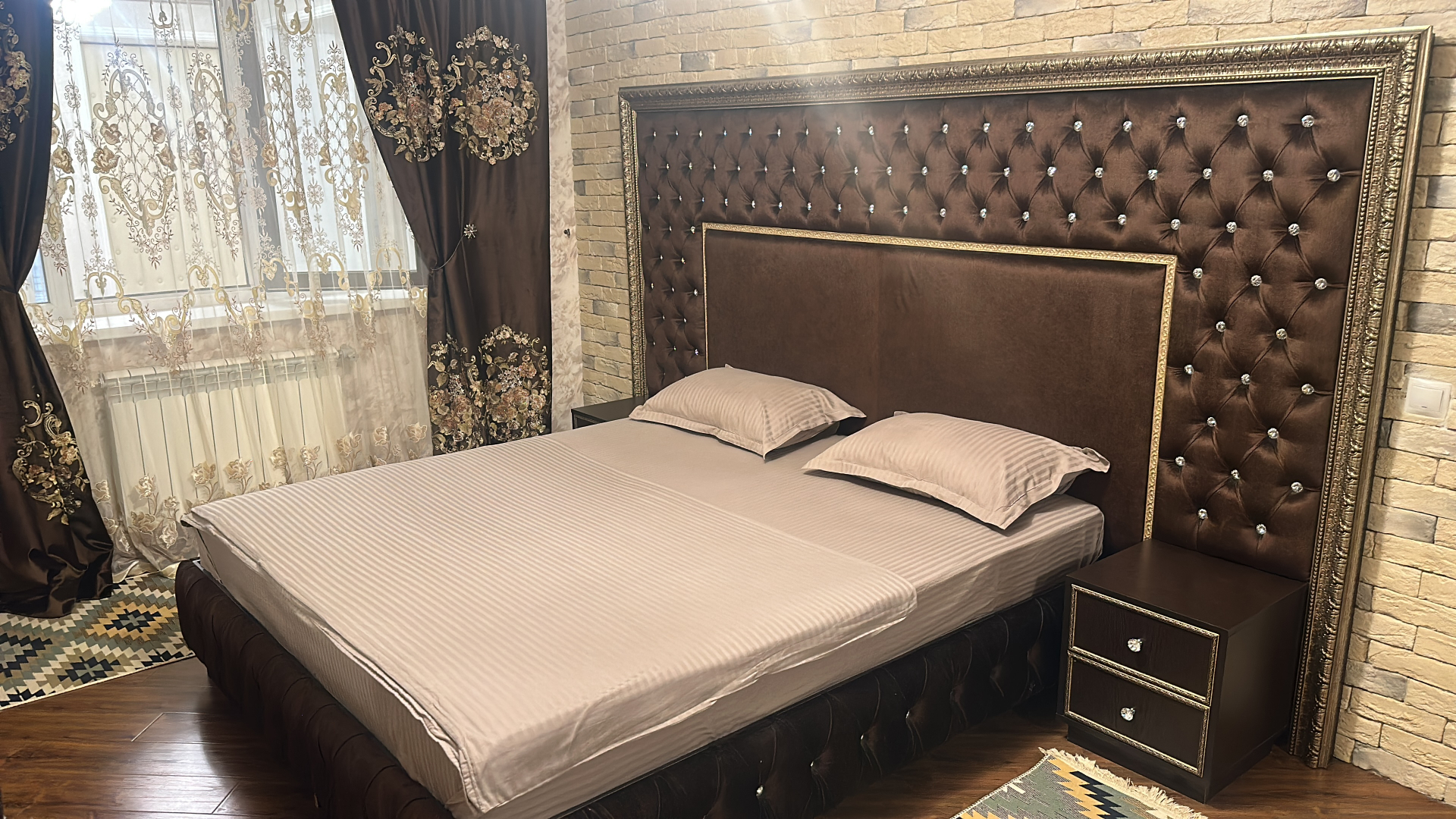 Апартаменты "Эленика" 2-х комнатная Квартира с выходом в парк в Центре города