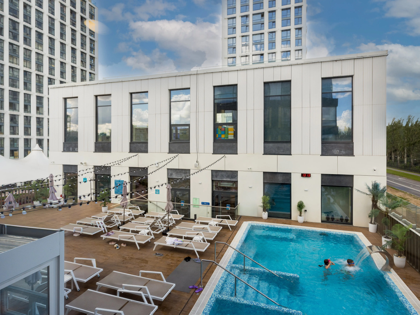 Апартаменты KeyGo 1036 с бассейном и видом на Новую Фондовую Оранжерею