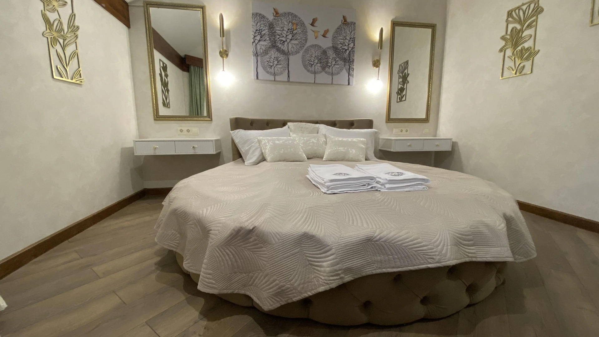 Апартаменты двухкомнатные ВИП 5 Дворик Друзей