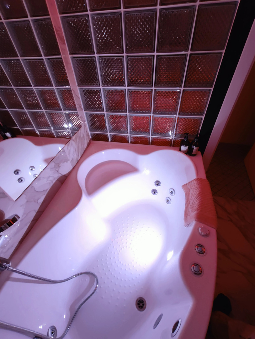 Апартаменты ZenApart с джакузи и камином