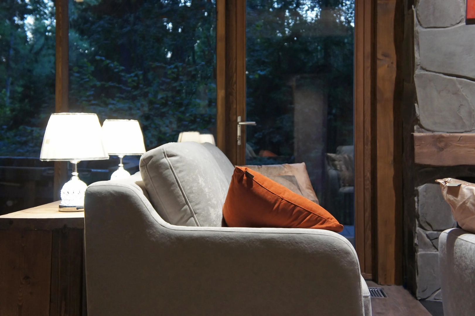 Шале с камином и джакузи в лесу