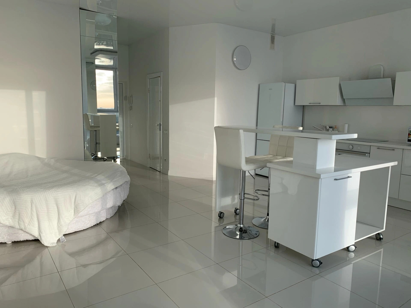 Апартаменты Белая Романтическая Студия с Панорамным Видом