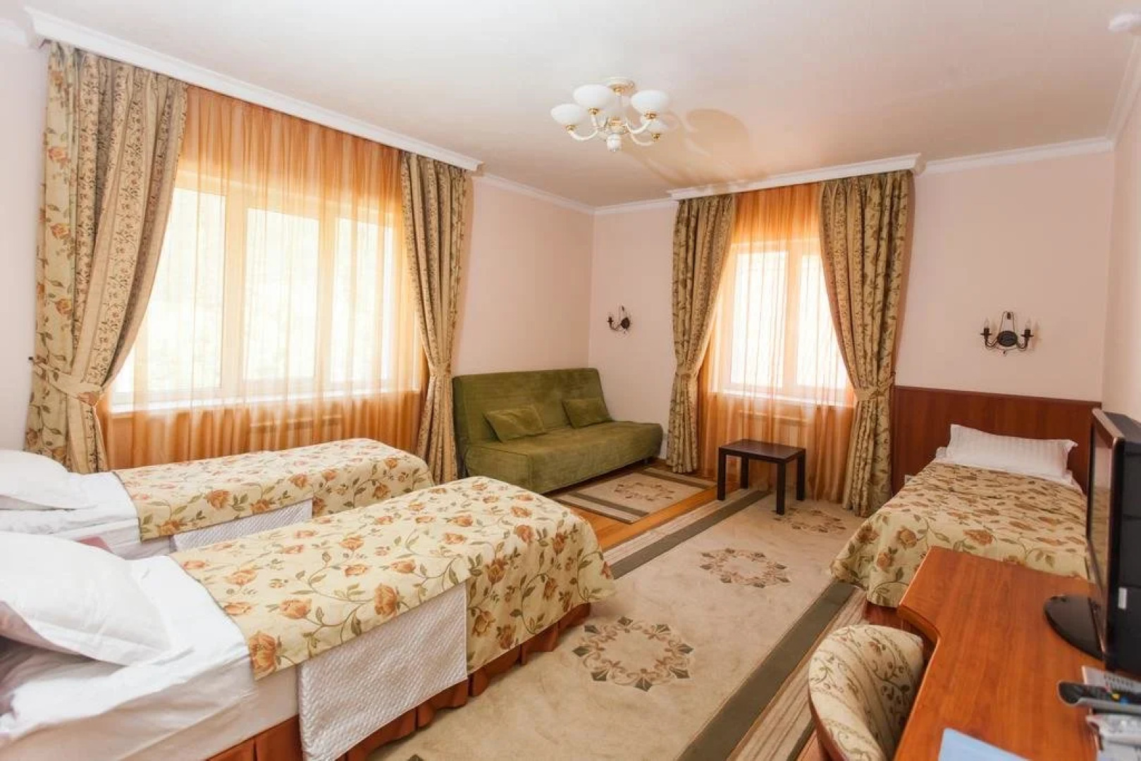 Отель Каприз