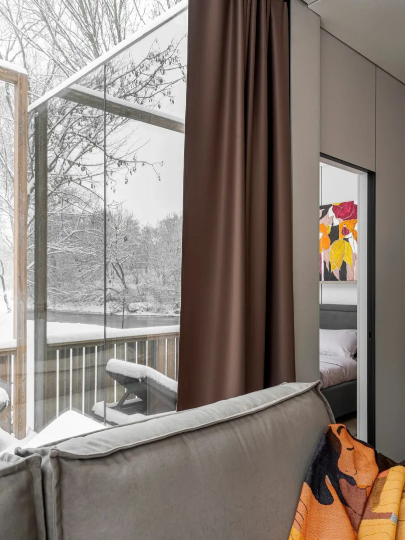 Частный Дом на Берегу Реки с Приватной Террасой и Джакузи