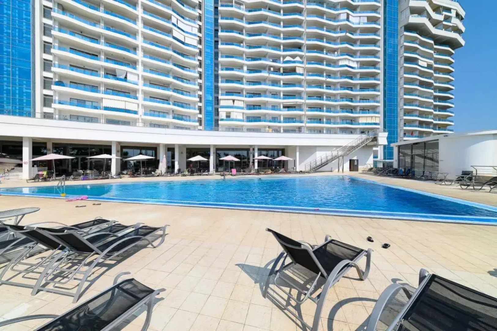 Квартира с двумя террасами и бассейном